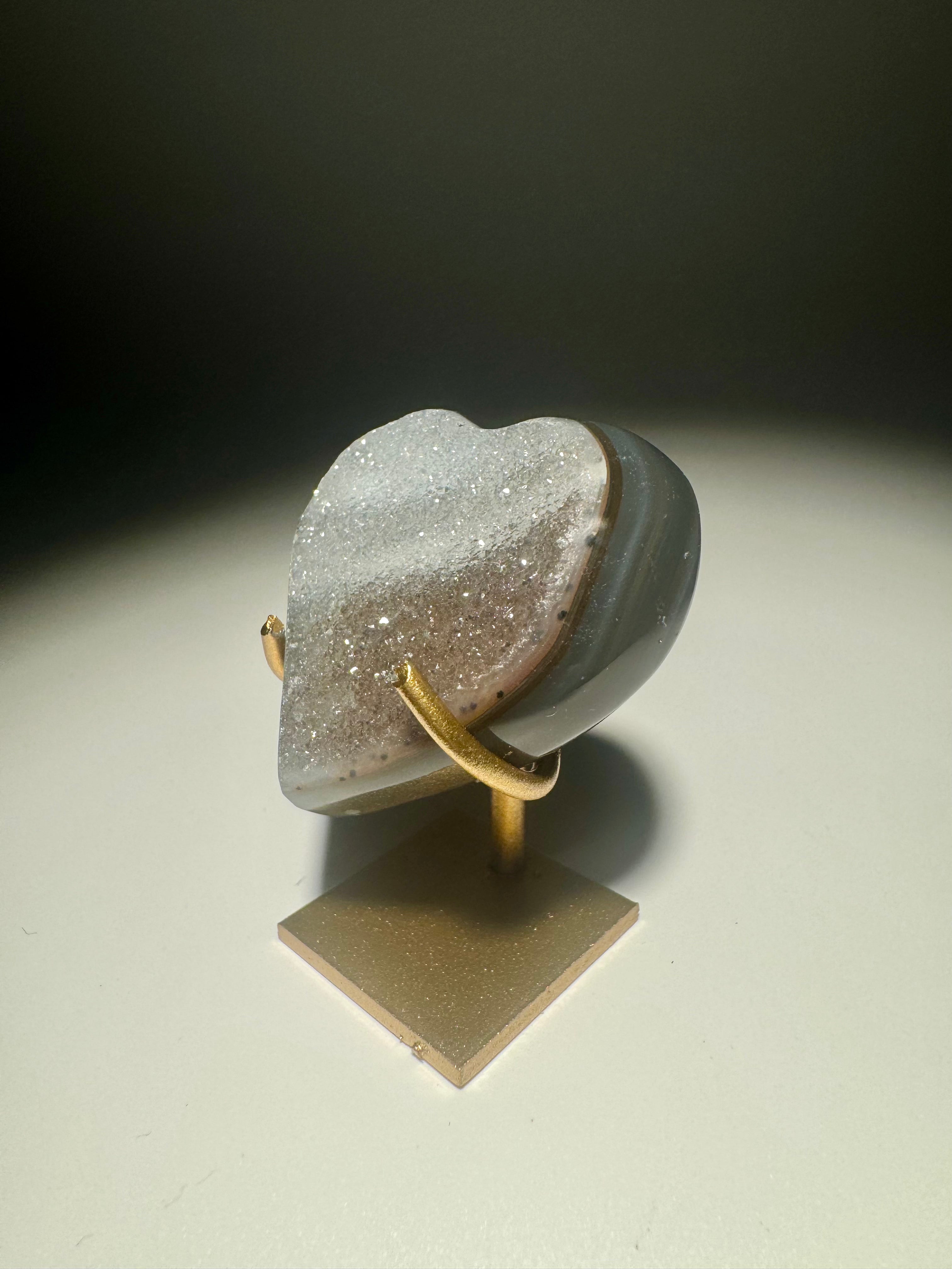 Mini Achat-Herz mit Galaxie-Effekt auf goldenem Ständer – Brasilien Unikat