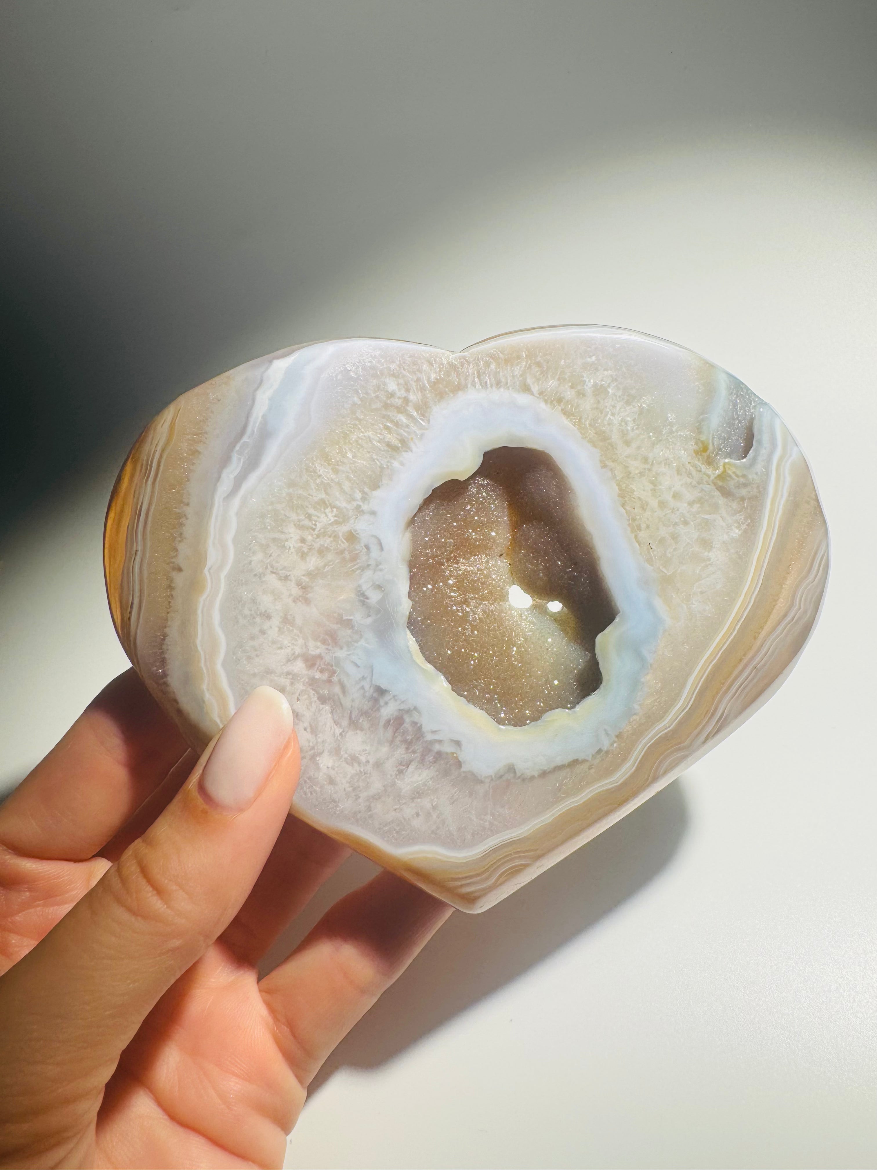 Achat Herz 12,3 cm – Naturstein mit glitzernder Quarzstruktur & einzigartiger Maserung aus Brasilien