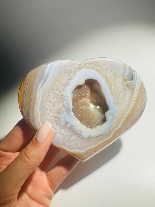 Achat Herz 12,3 cm – Naturstein mit glitzernder Quarzstruktur & einzigartiger Maserung aus Brasilien