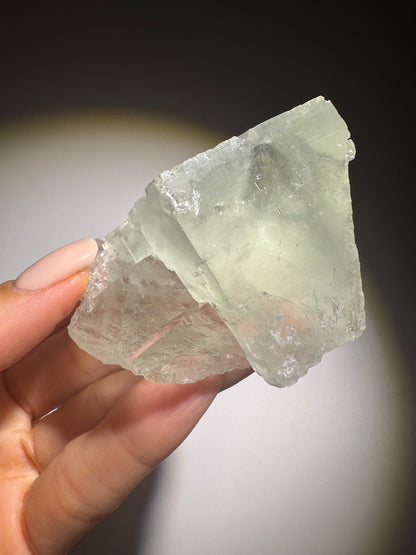 Klarer Glas-Fluorit – 6.2 cm, 153 g, hochwertiger Edelstein in seltener Transparenz
