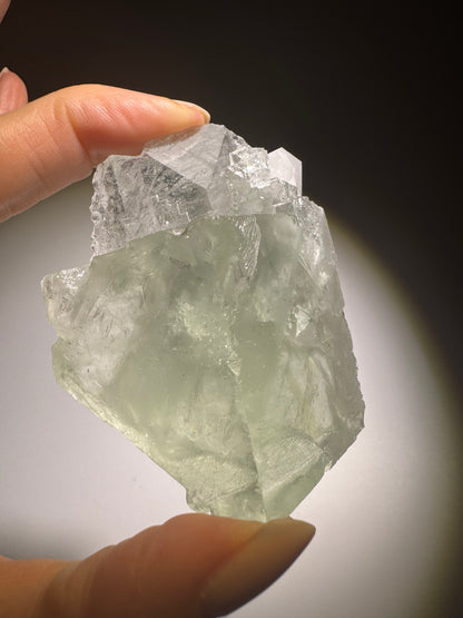 Klarer Glas-Fluorit – 6.2 cm, 153 g, hochwertiger Edelstein in seltener Transparenz