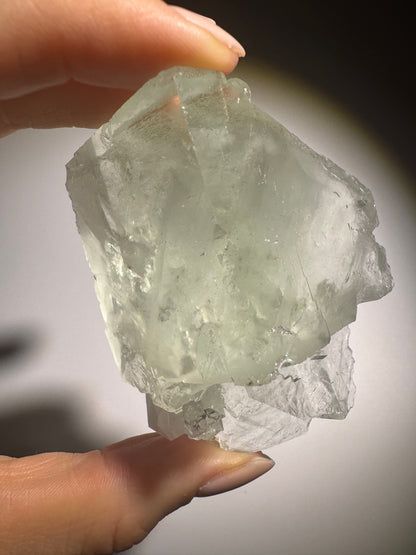 Klarer Glas-Fluorit – 6.2 cm, 153 g, hochwertiger Edelstein in seltener Transparenz