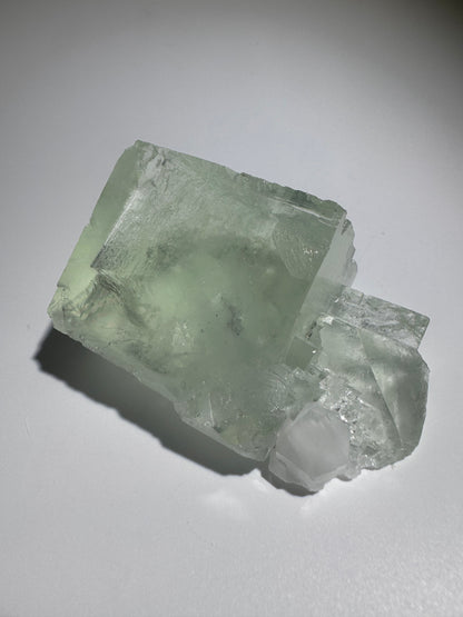 Klarer Glas-Fluorit – 6.2 cm, 153 g, hochwertiger Edelstein in seltener Transparenz