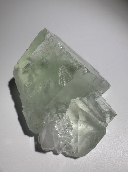 Klarer Glas-Fluorit – 6.2 cm, 153 g, hochwertiger Edelstein in seltener Transparenz