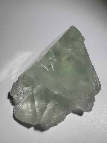 Klarer Glas-Fluorit – 6.2 cm, 153 g, hochwertiger Edelstein in seltener Transparenz