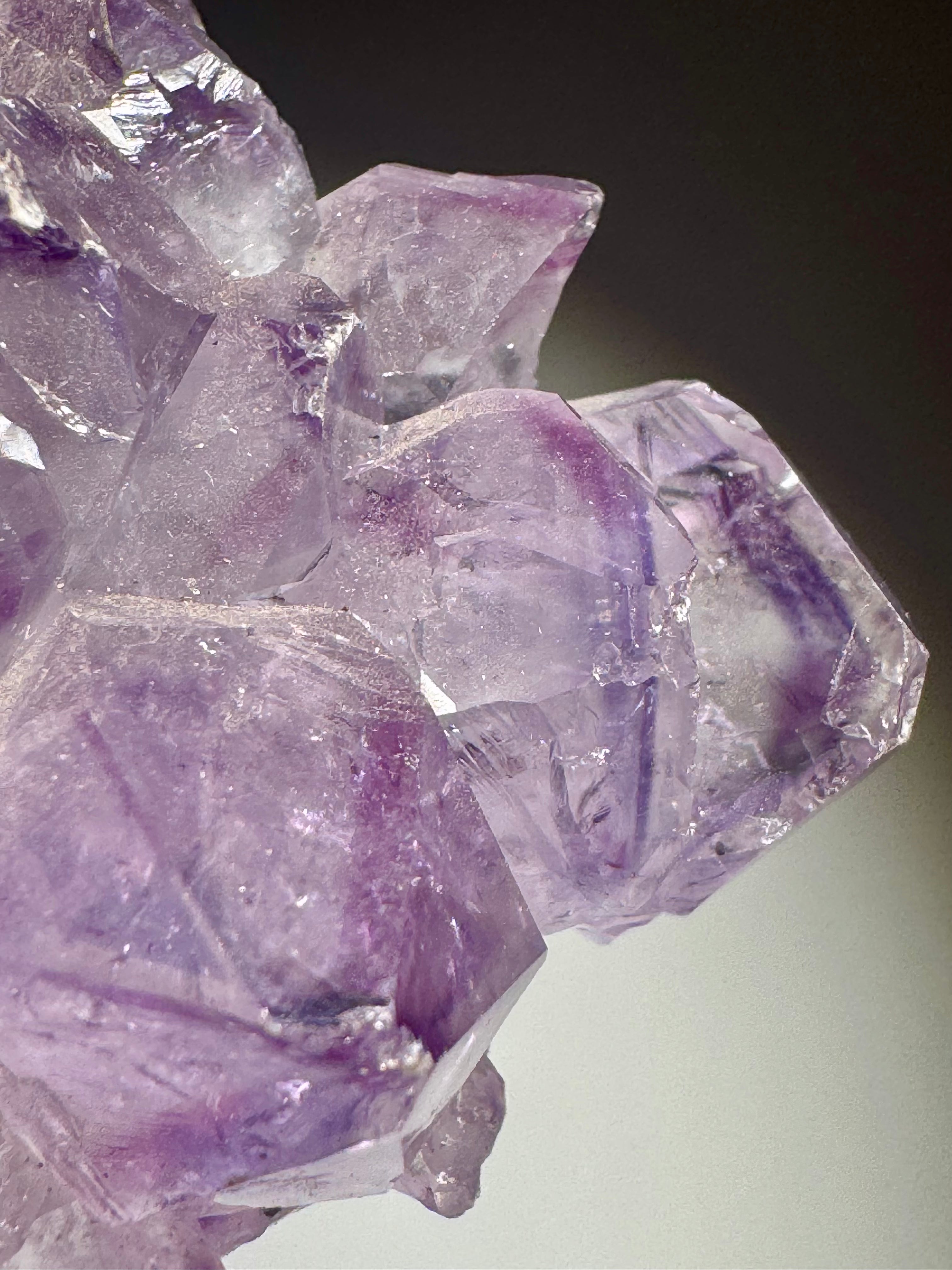 Amethyst Stalaktit Blüte 9,5 cm – transparente Spitzen mit Phantomen aus Uruguay