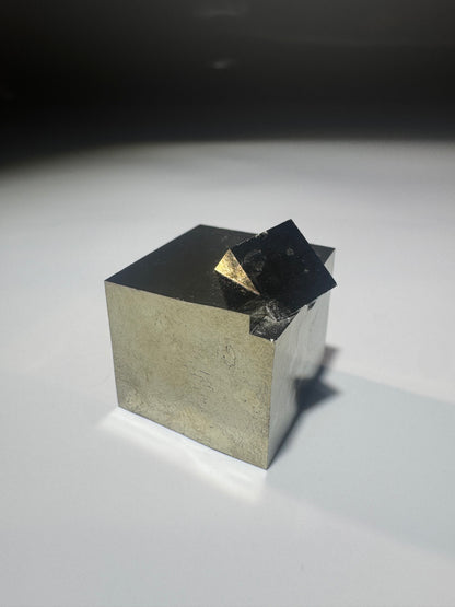 Pyrit Kubus 2.1 × 1.8 cm aus Navajún Spanien | UNIQUE CRYSTALS