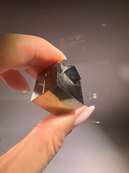 Pyrit Kubus 2.1 × 1.8 cm aus Navajún Spanien | UNIQUE CRYSTALS