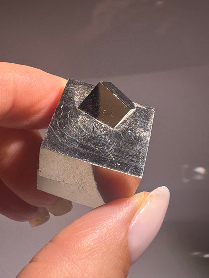 Pyrit Kubus 2.1 × 1.8 cm aus Navajún Spanien | UNIQUE CRYSTALS