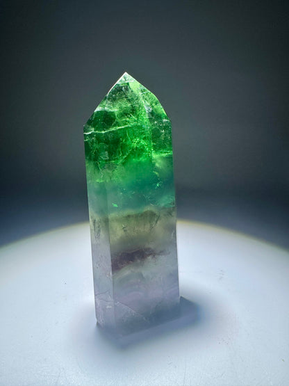 Fluorit Spitze grün klar | Extra Qualität aus Brasilien | Regenbogenfarben | 9,7 cm – UNIQUE CRYSTALS