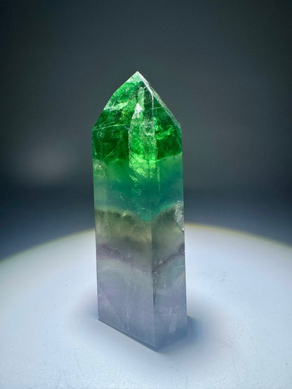 Fluorit Spitze grün klar | Extra Qualität aus Brasilien | Regenbogenfarben | 9,7 cm – UNIQUE CRYSTALS