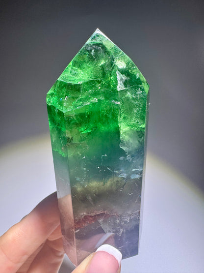 Fluorit Spitze grün klar | Extra Qualität aus Brasilien | Regenbogenfarben | 9,7 cm – UNIQUE CRYSTALS