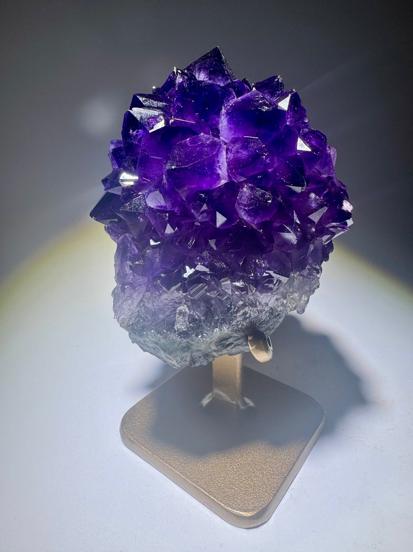 Amethyst Blüte / Blume Uruguay 14,5 cm mit Goldständer | Dunkelviolette Spitzen | 748 g – UNIQUECRYSTALS
