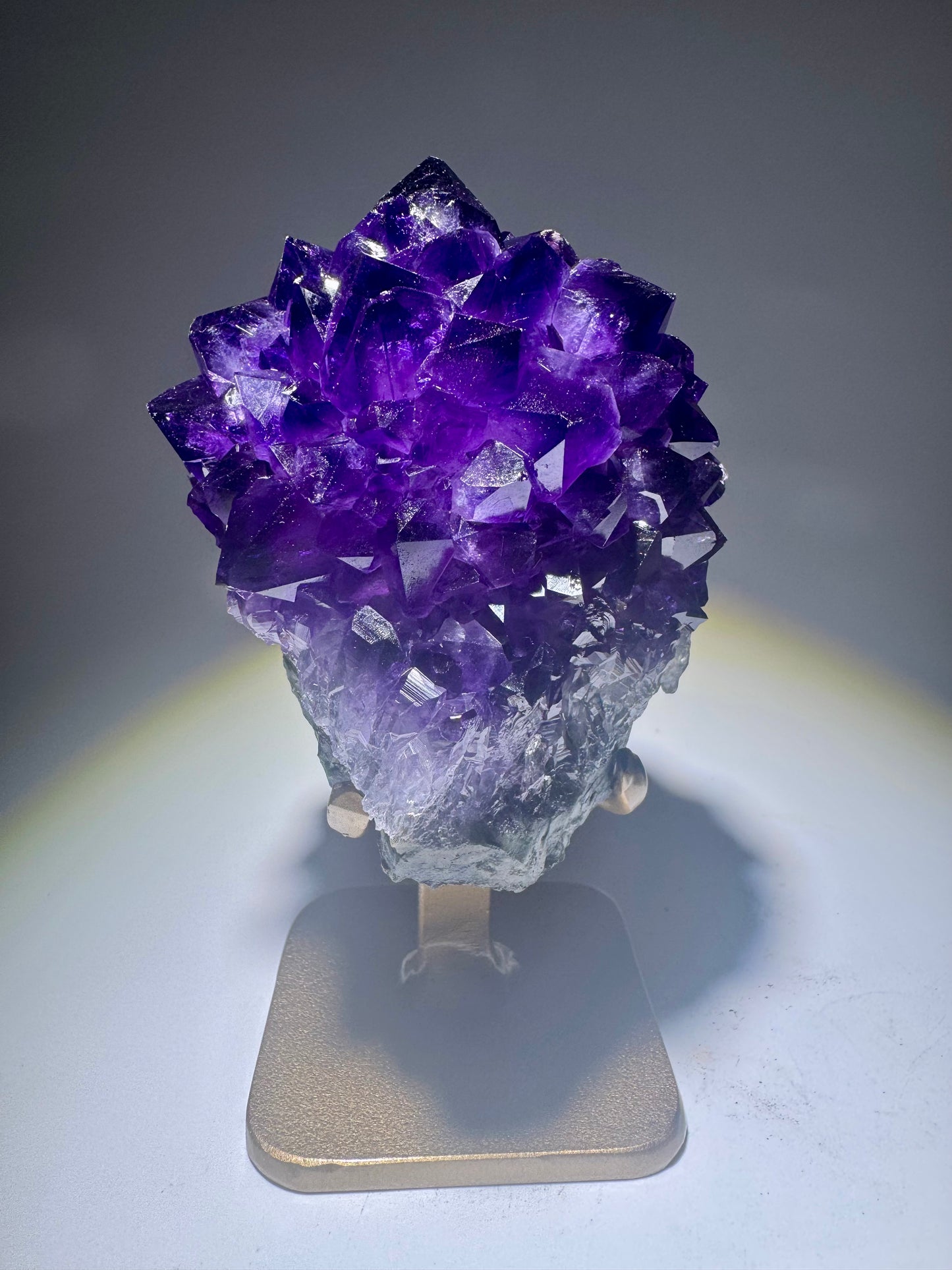 Amethyst Blüte / Blume Uruguay 14,5 cm mit Goldständer | Dunkelviolette Spitzen | 748 g – UNIQUECRYSTALS