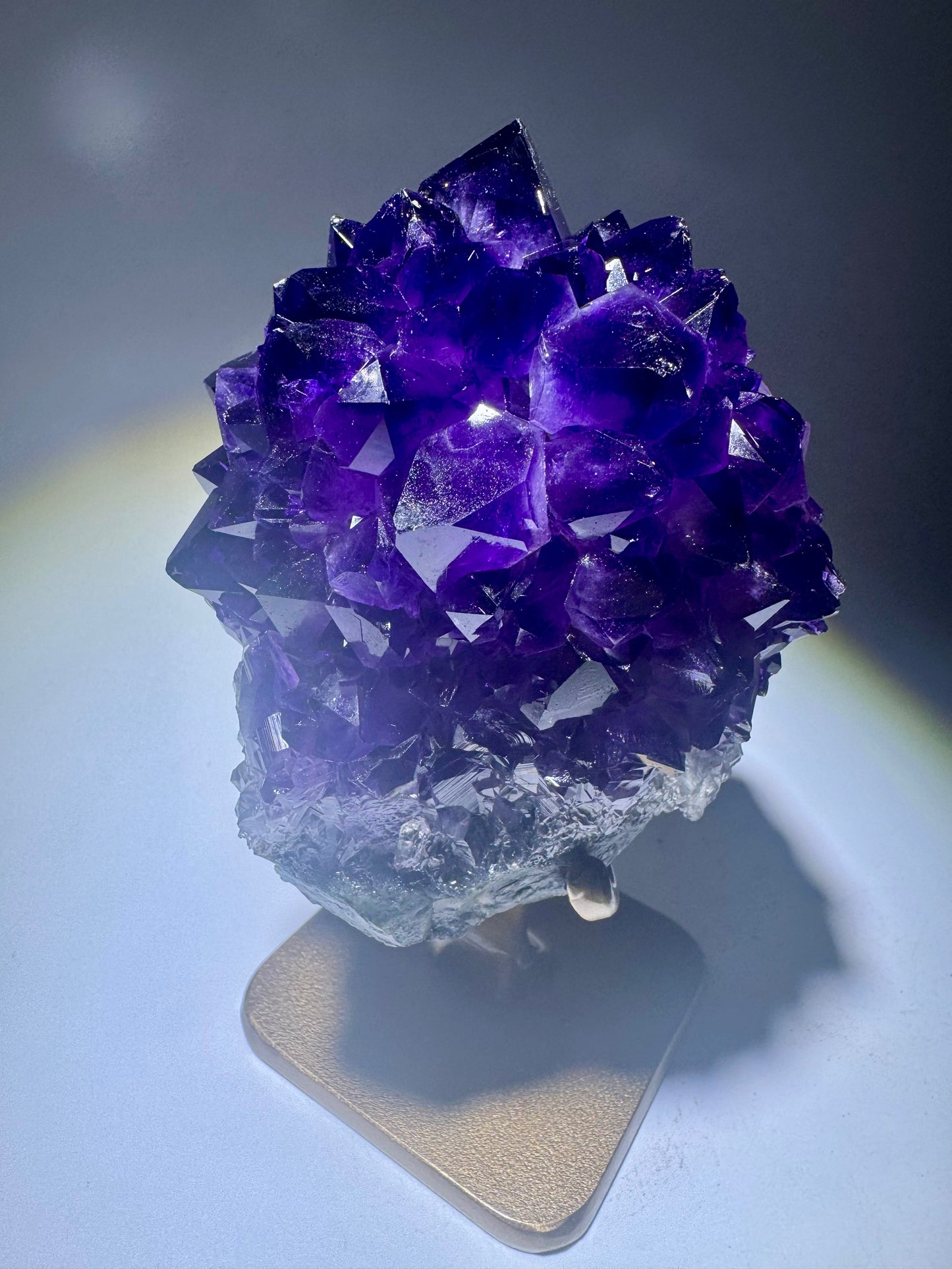 Amethyst Blüte / Blume Uruguay 14,5 cm mit Goldständer | Dunkelviolette Spitzen | 748 g – UNIQUECRYSTALS