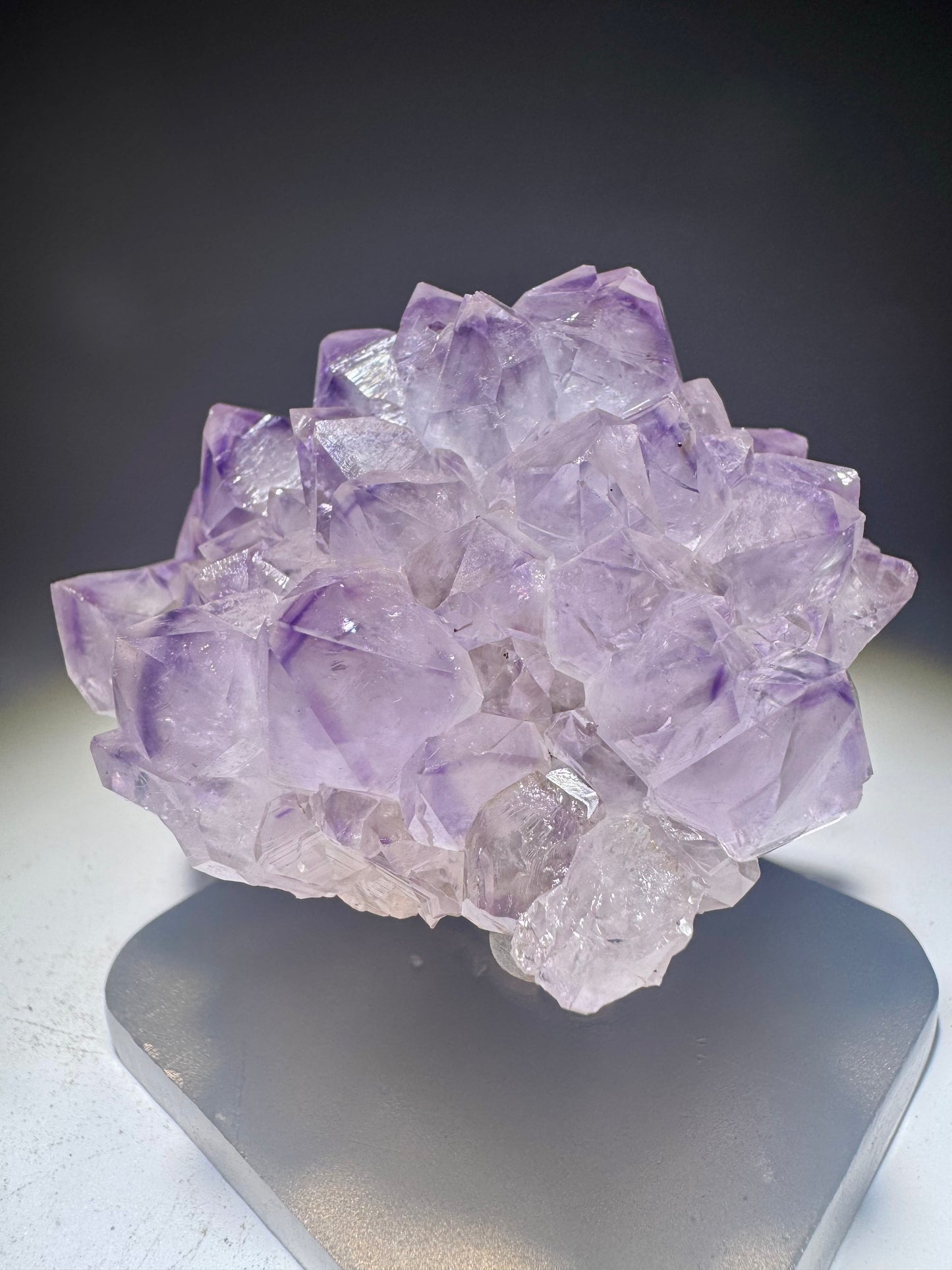 Süsse Amethystblüte auf Goldständer – Edelstein-Stalaktit aus Uruguay, 7 cm