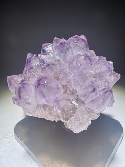 Süsse Amethystblüte auf Goldständer – Edelstein-Stalaktit aus Uruguay, 7 cm