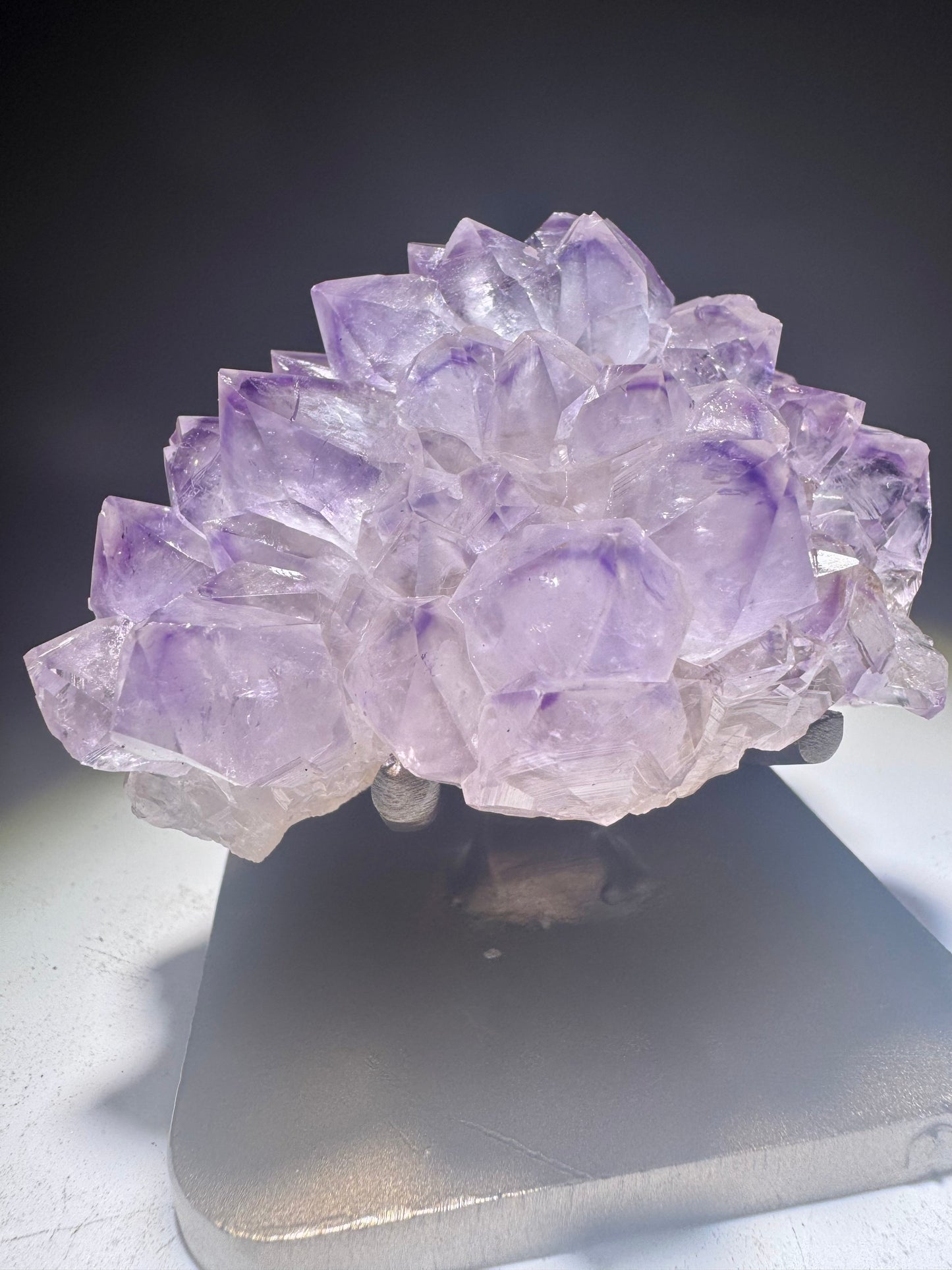 Süsse Amethystblüte auf Goldständer – Edelstein-Stalaktit aus Uruguay, 7 cm