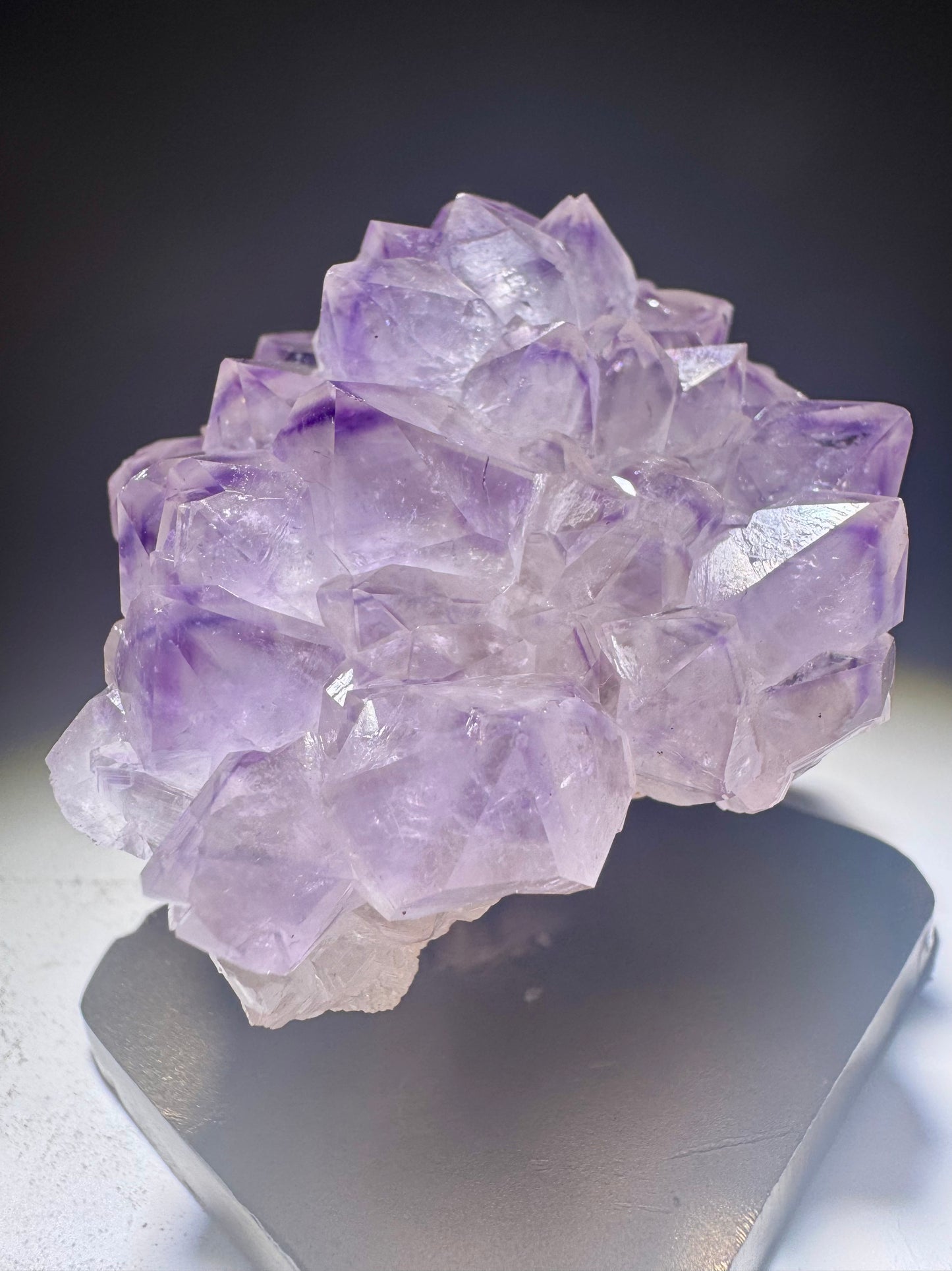 Süsse Amethystblüte auf Goldständer – Edelstein-Stalaktit aus Uruguay, 7 cm