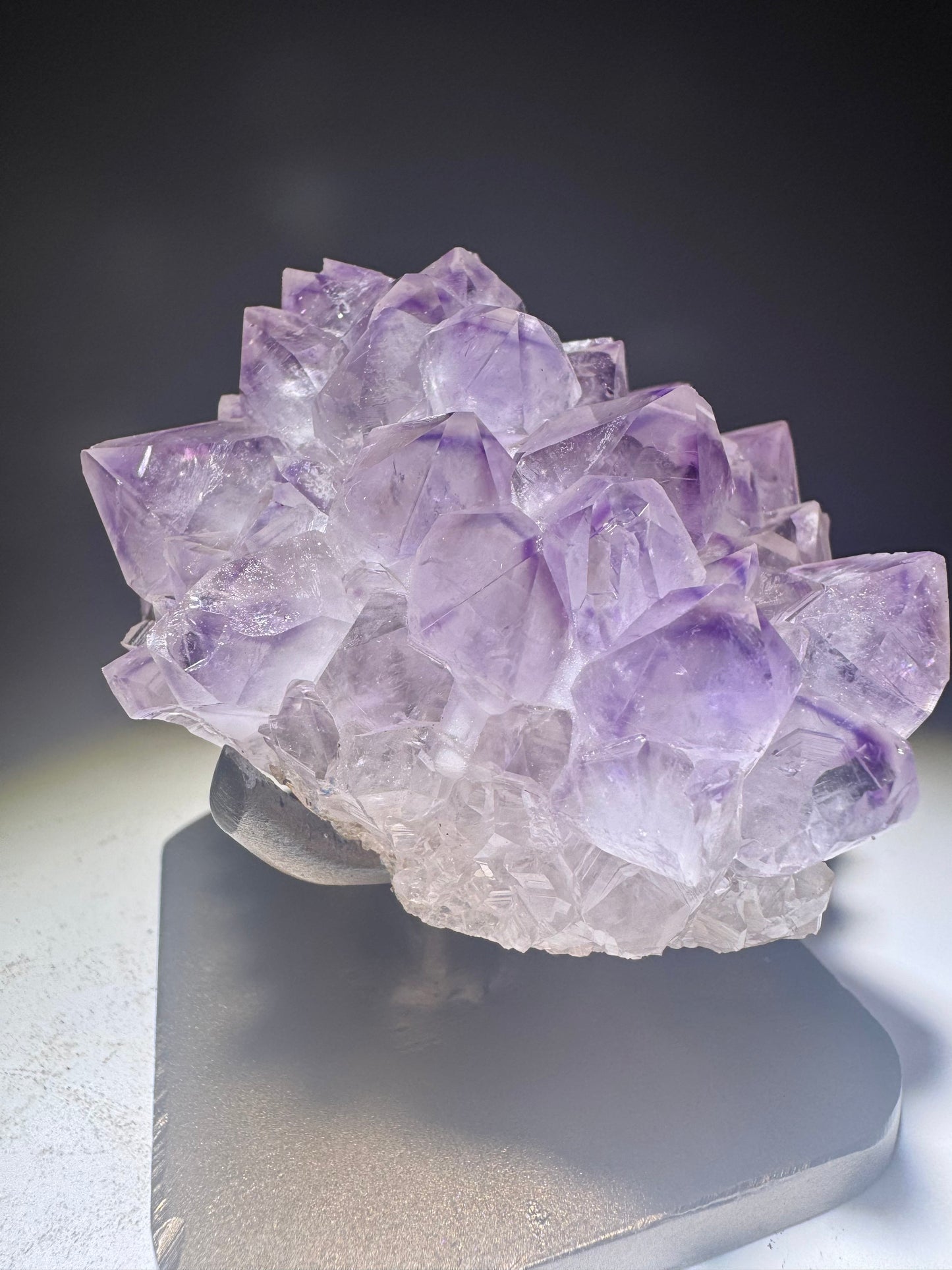 Süsse Amethystblüte auf Goldständer – Edelstein-Stalaktit aus Uruguay, 7 cm
