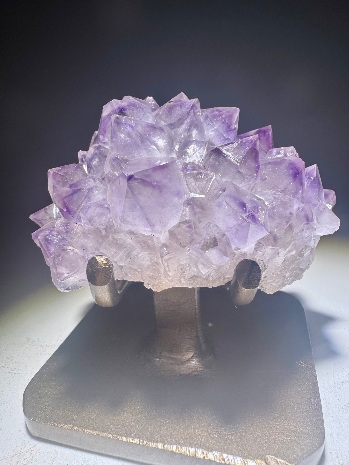 Süsse Amethystblüte auf Goldständer – Edelstein-Stalaktit aus Uruguay, 7 cm