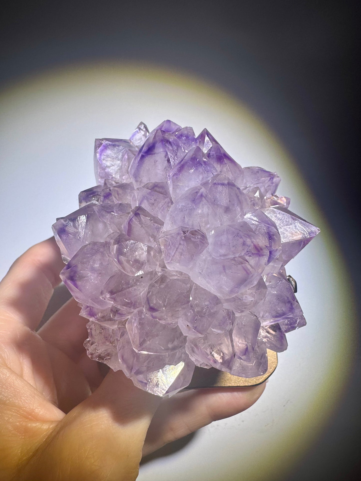 Süsse Amethystblüte auf Goldständer – Edelstein-Stalaktit aus Uruguay, 7 cm