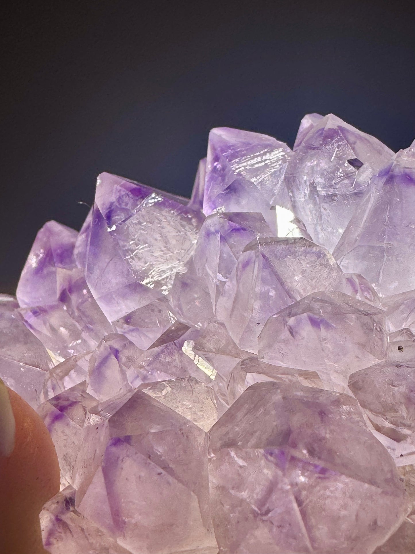 Süsse Amethystblüte auf Goldständer – Edelstein-Stalaktit aus Uruguay, 7 cm