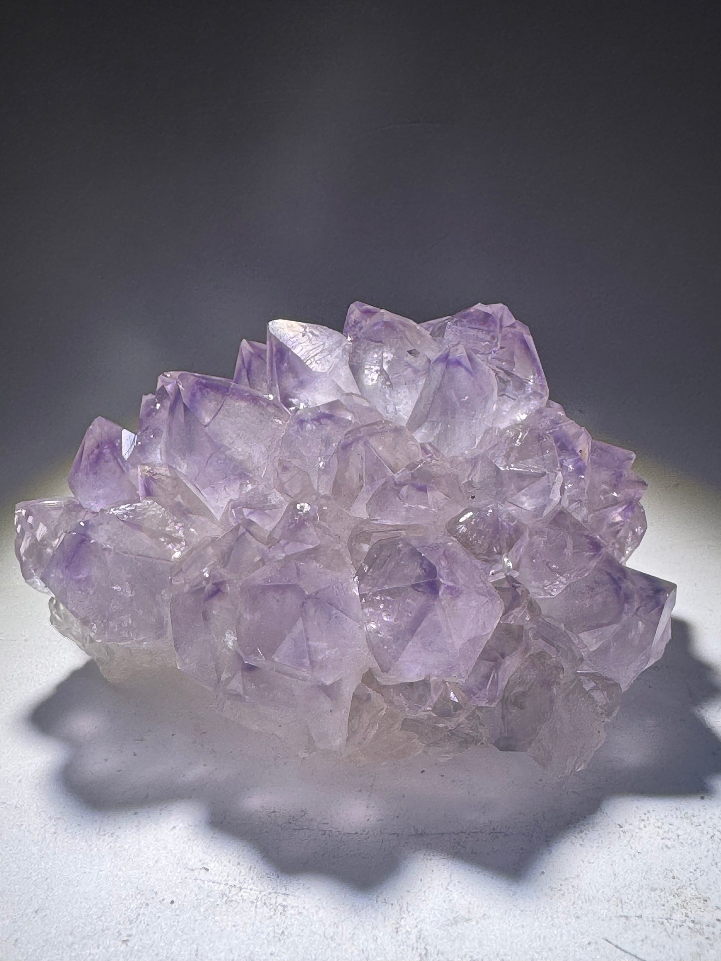 Süsse Amethystblüte auf Goldständer – Edelstein-Stalaktit aus Uruguay, 7 cm