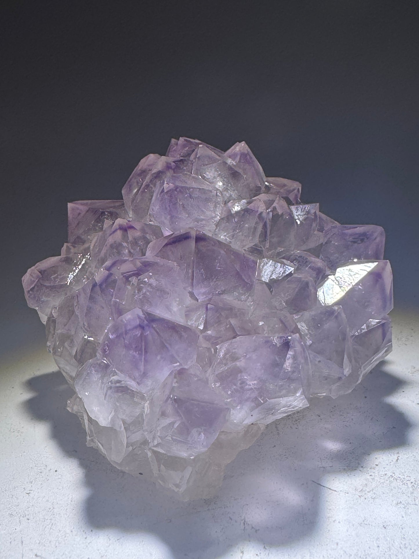 Süsse Amethystblüte auf Goldständer – Edelstein-Stalaktit aus Uruguay, 7 cm
