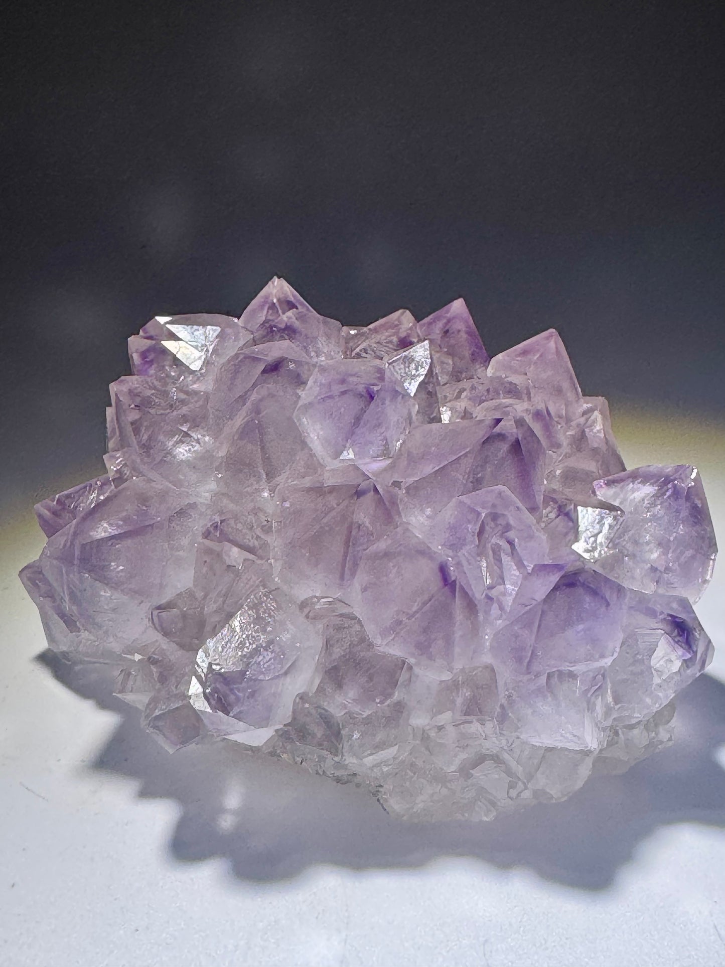 Süsse Amethystblüte auf Goldständer – Edelstein-Stalaktit aus Uruguay, 7 cm