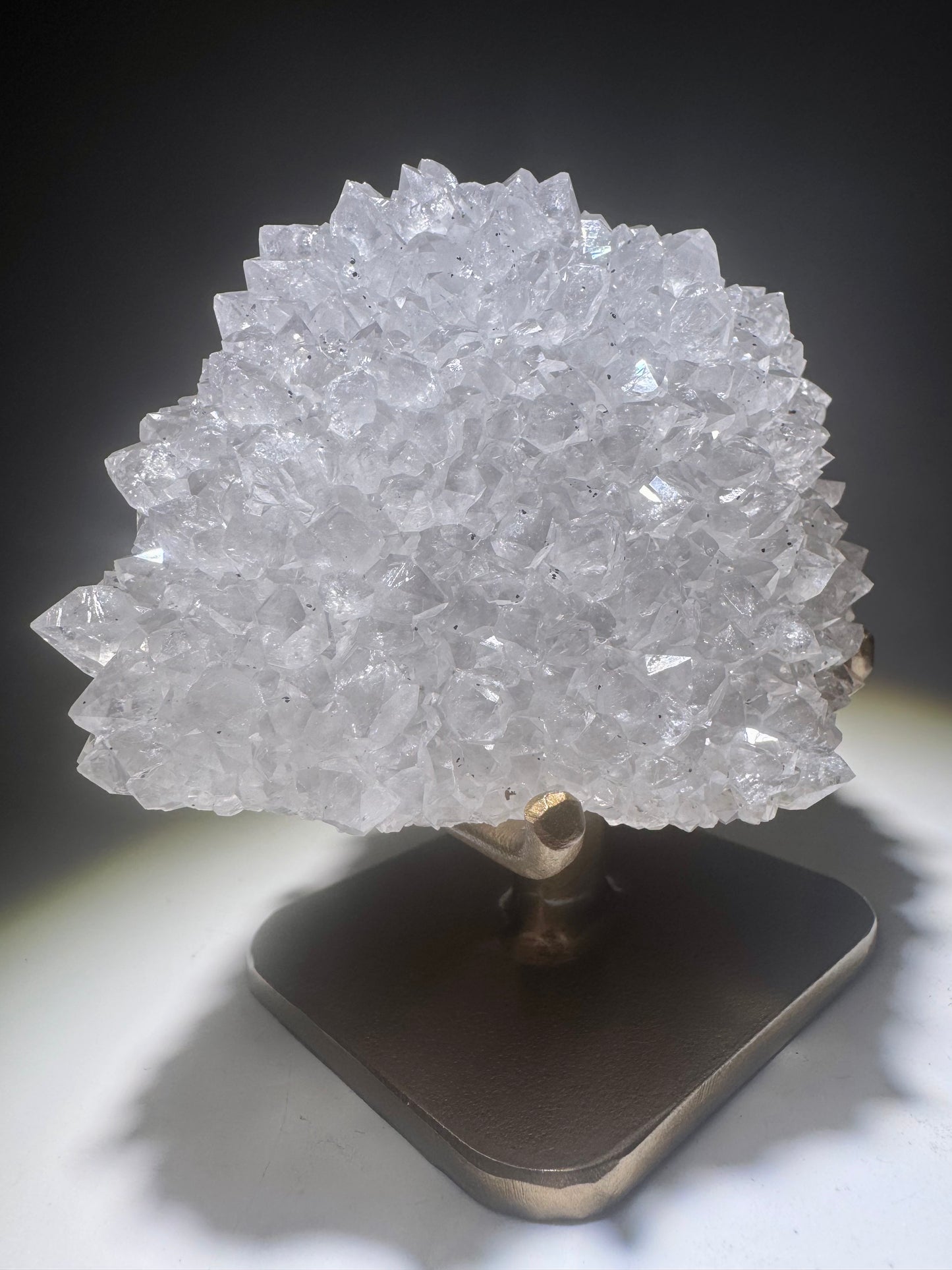 Strahlend weisse Quarzblüte aus Uruguay – Funkelnde Kristalle auf Goldständer, 11 cm