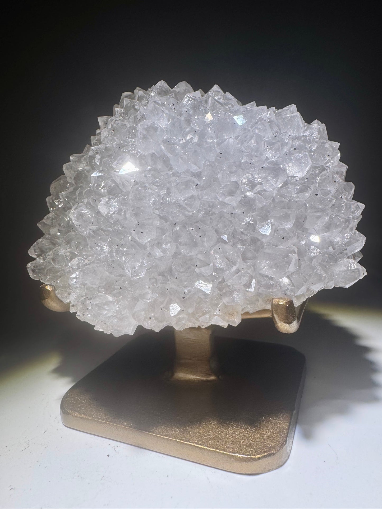 Strahlend weisse Quarzblüte aus Uruguay – Funkelnde Kristalle auf Goldständer, 11 cm