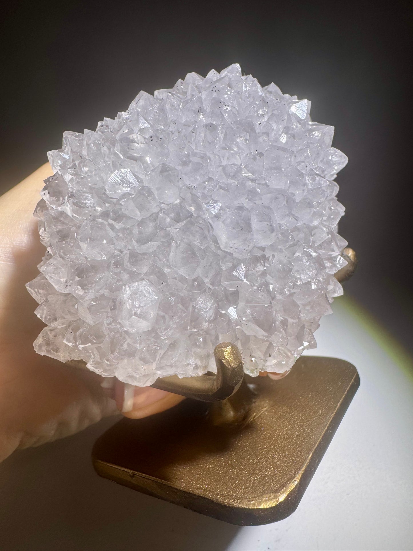Strahlend weisse Quarzblüte aus Uruguay – Funkelnde Kristalle auf Goldständer, 11 cm