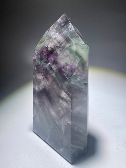 Fluorit-Spitze grün-lila mit Phantomlinien – klare Kristallqualität aus Brasilien, 10.3 cm