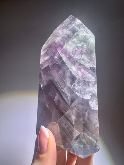 Fluorit-Spitze grün-lila mit Phantomlinien – klare Kristallqualität aus Brasilien, 10.3 cm