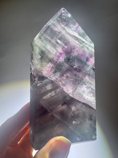 Fluorit-Spitze grün-lila mit Phantomlinien – klare Kristallqualität aus Brasilien, 10.3 cm