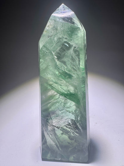 Extraklare Mintgrüne Fluoritspitze mit Regenbogen- und Phantomlinien, 11,7 cm, Brasilien
