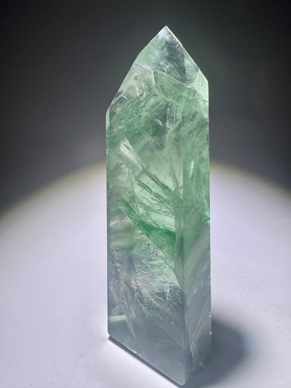 Extraklare Mintgrüne Fluoritspitze mit Regenbogen- und Phantomlinien, 11,7 cm, Brasilien
