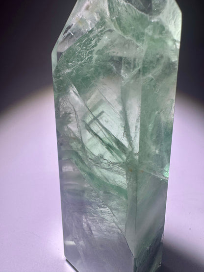 Extraklare Mintgrüne Fluoritspitze mit Regenbogen- und Phantomlinien, 11,7 cm, Brasilien