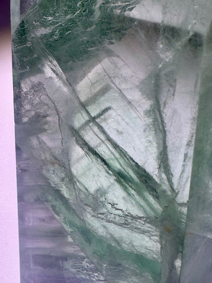 Extraklare Mintgrüne Fluoritspitze mit Regenbogen- und Phantomlinien, 11,7 cm, Brasilien