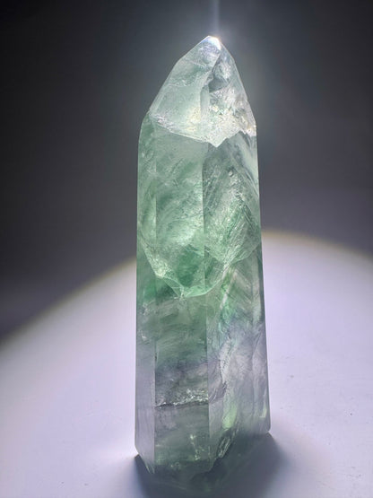 Extraklare Mintgrüne Fluoritspitze mit Regenbogen- und Phantomlinien, 11,7 cm, Brasilien