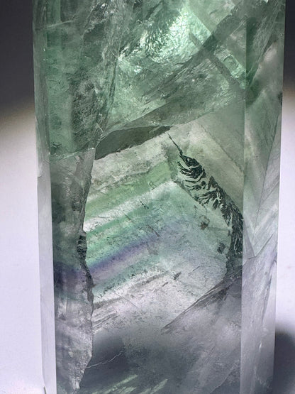 Extraklare Mintgrüne Fluoritspitze mit Regenbogen- und Phantomlinien, 11,7 cm, Brasilien