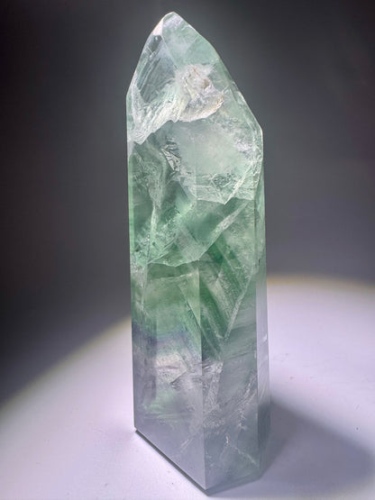 Extraklare Mintgrüne Fluoritspitze mit Regenbogen- und Phantomlinien, 11,7 cm, Brasilien
