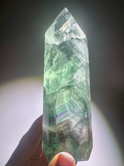 Extraklare Mintgrüne Fluoritspitze mit Regenbogen- und Phantomlinien, 11,7 cm, Brasilien