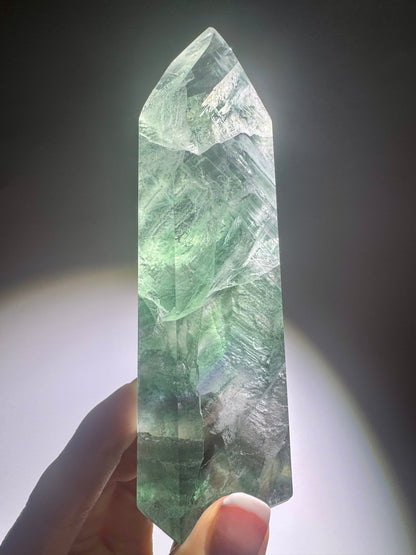Extraklare Mintgrüne Fluoritspitze mit Regenbogen- und Phantomlinien, 11,7 cm, Brasilien