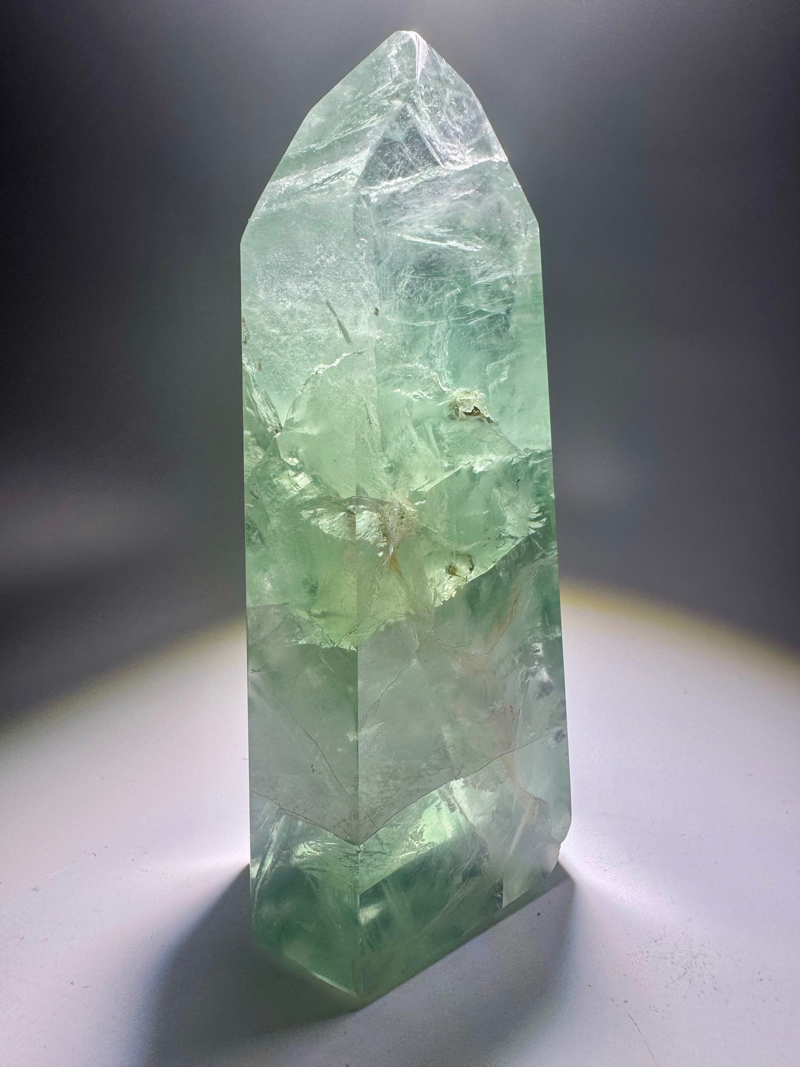 Seltene mintgrüne Fluoritspitze mit Regenbogen und Phantomlinien, 11 cm, 325 g, Brasilien