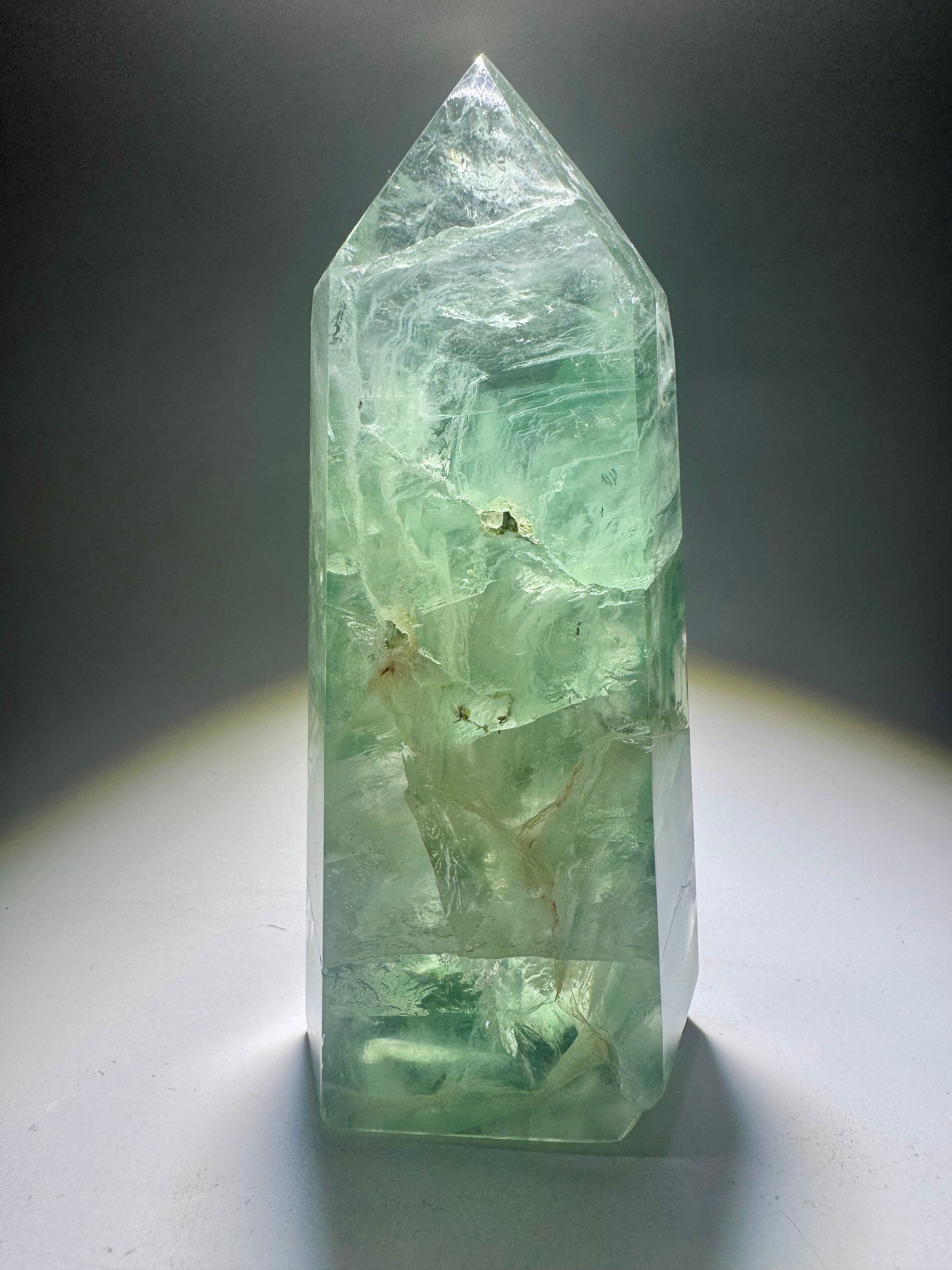 Seltene mintgrüne Fluoritspitze mit Regenbogen und Phantomlinien, 11 cm, 325 g, Brasilien
