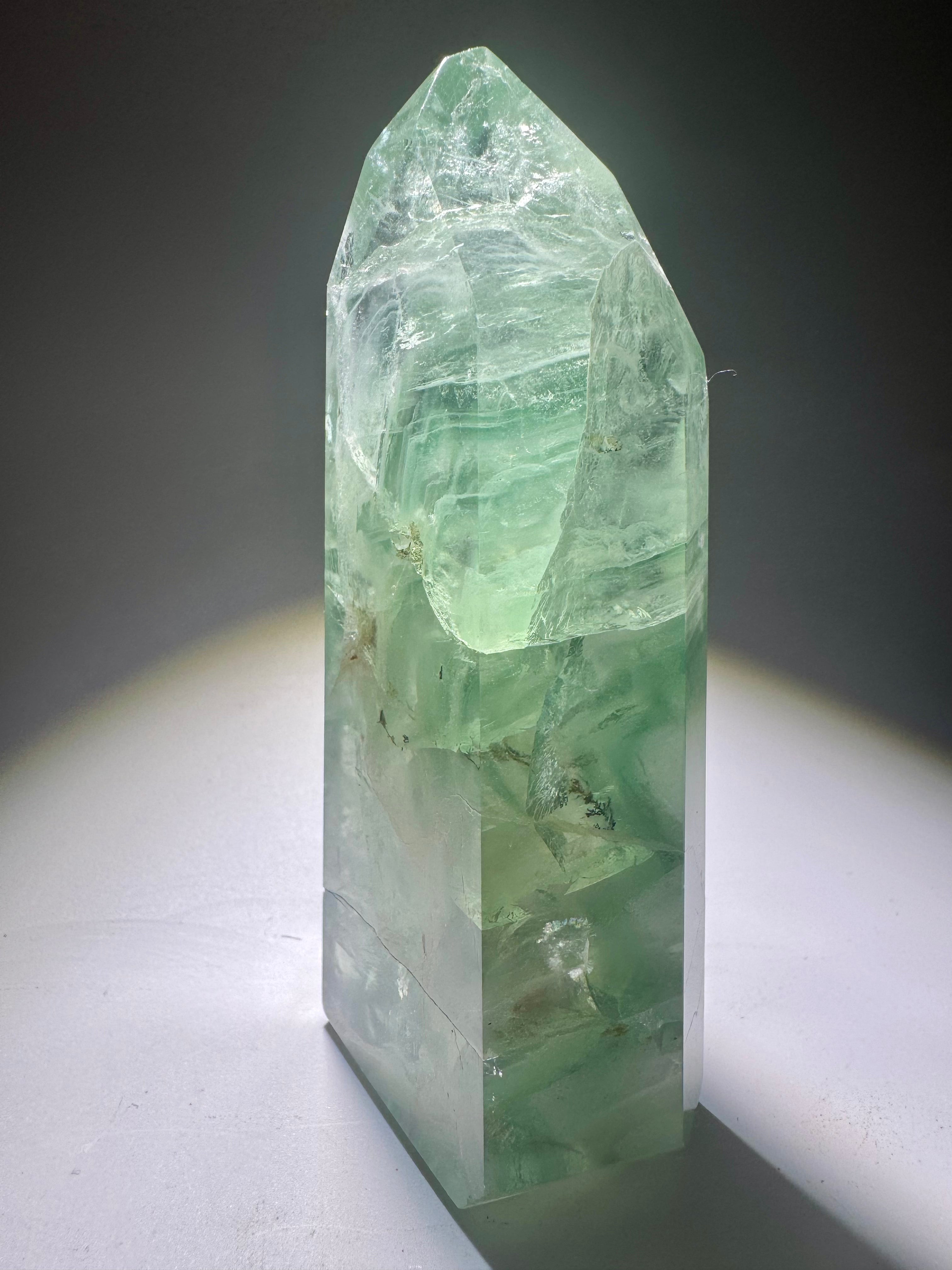 Seltene mintgrüne Fluoritspitze mit Regenbogen und Phantomlinien, 11 cm, 325 g, Brasilien