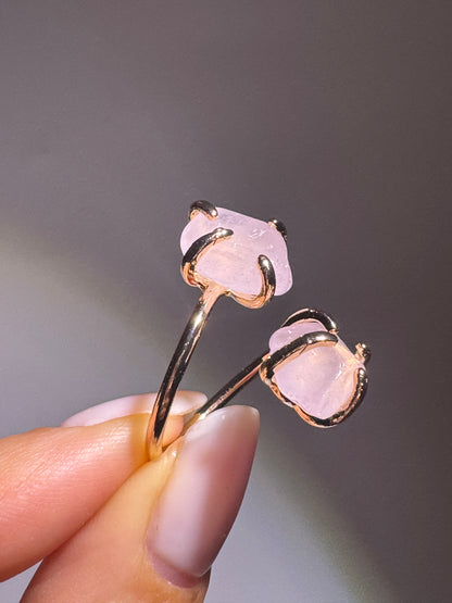 Rosenquarz-Ring aus 18k vergoldetem Kupfer | Verstellbarer Naturstein-Schmuck für emotionale Heilung & Liebe