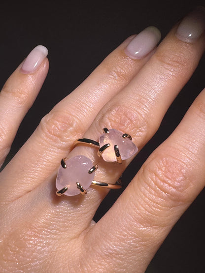 Rosenquarz-Ring aus 18k vergoldetem Kupfer | Verstellbarer Naturstein-Schmuck für emotionale Heilung & Liebe